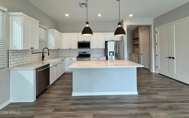 Building Photo - 10151 E Thunderbolt Ave