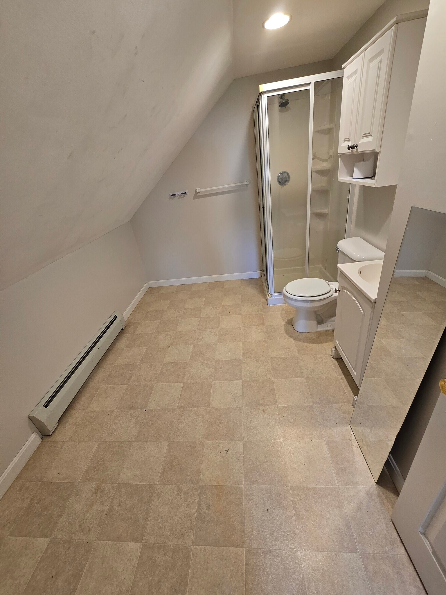 Upstairs bath - 164 Mathewson St