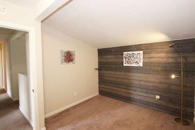Building Photo - 4 Bedroom 2 Bathroom Home  - Move in special