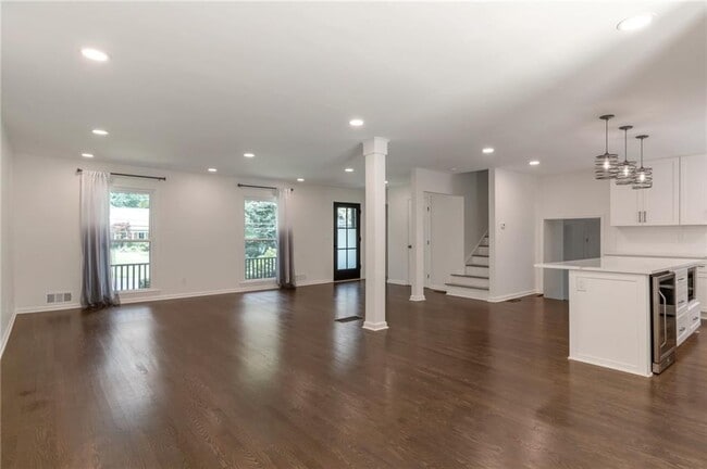 Building Photo - 3480 Tanbark Ct NE