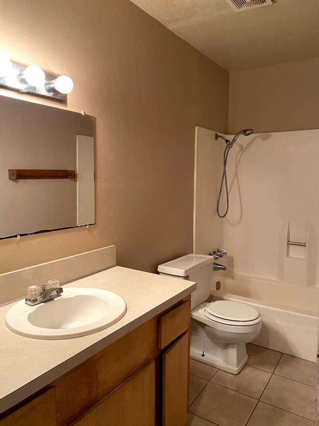 Building Photo - 2/1 Duplex Available 7/29/2026!