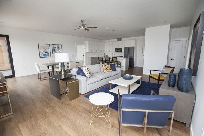 Primary Photo - 300 S Clinton St