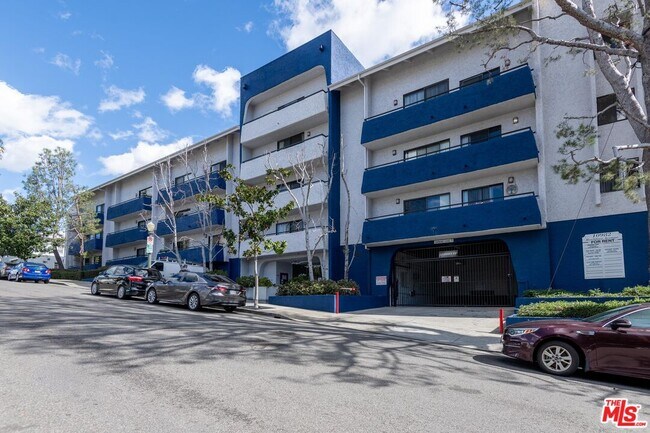 Building Photo - 10982 Roebling Ave