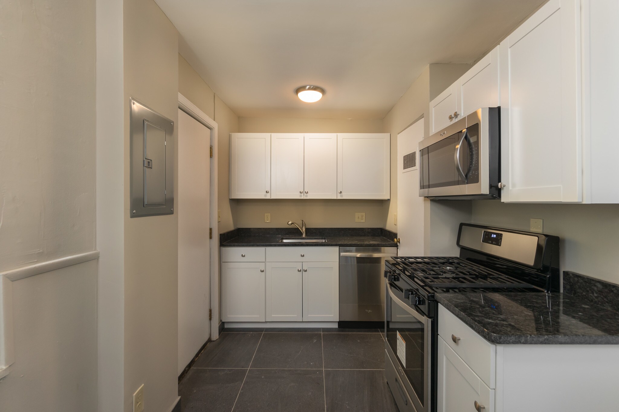 Building Photo - 464 E Norwich Ave