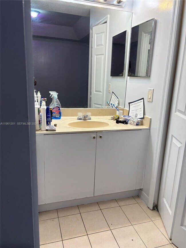 Building Photo - 2907 SE 15th Terrace