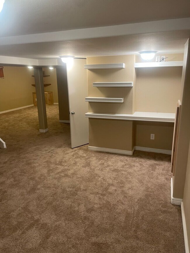 Building Photo - Charming and Updated 3 bed w/ Basement home in fantastic location!