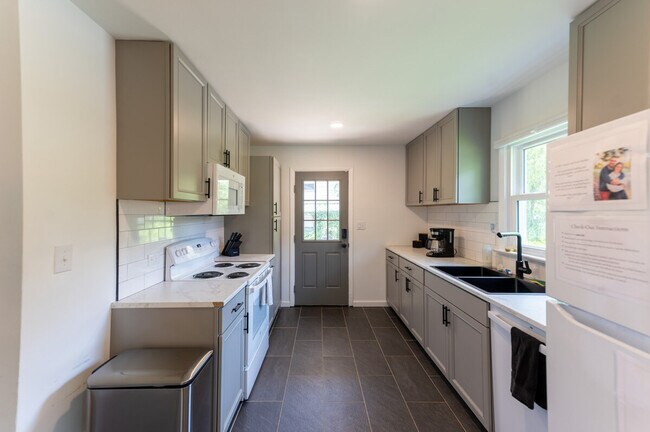 Building Photo - 421 Moseley Dr