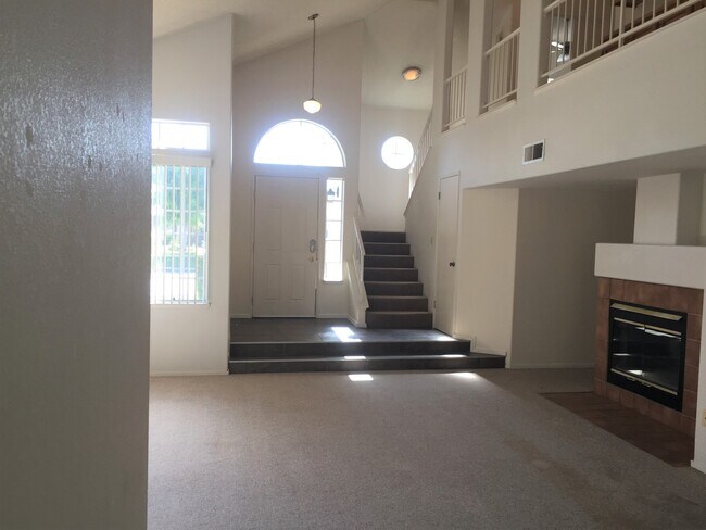 Building Photo - 2 story 3 bed in Northwest Bakersfield with Solar - $2400 + $130 Solar Fee
