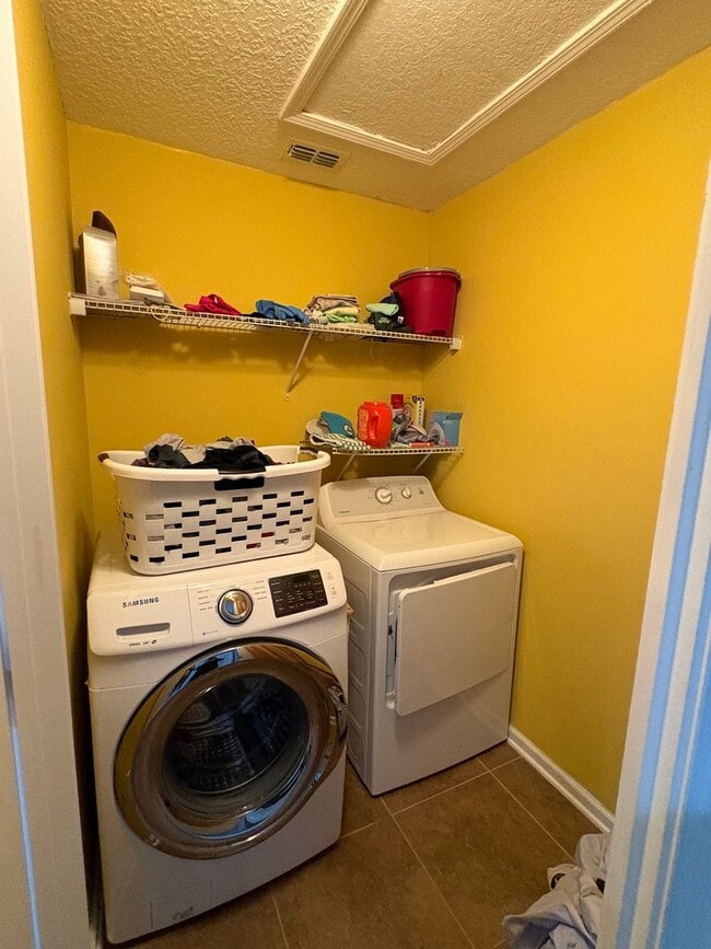 Building Photo - 496 Walnut Dr