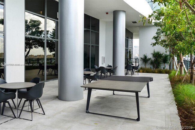 Building Photo - 1600 NE 1st Ct