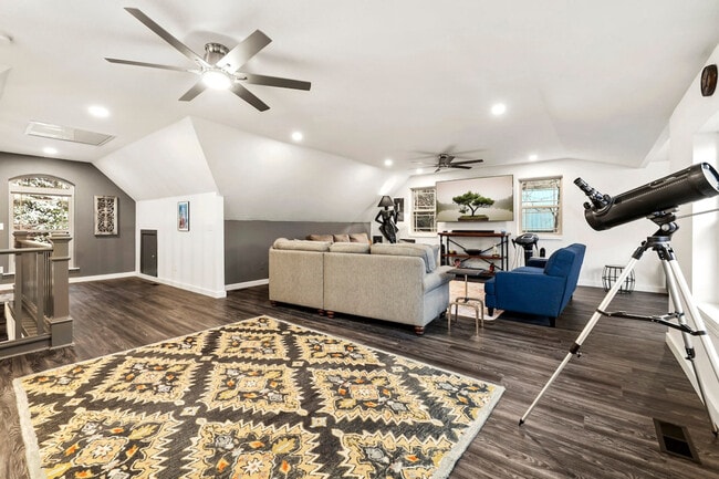 Building Photo - 211 Lakeshore Dr