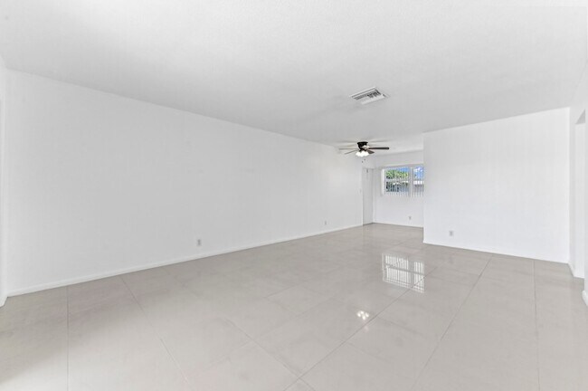 Building Photo - 2755 NE 28th Ave