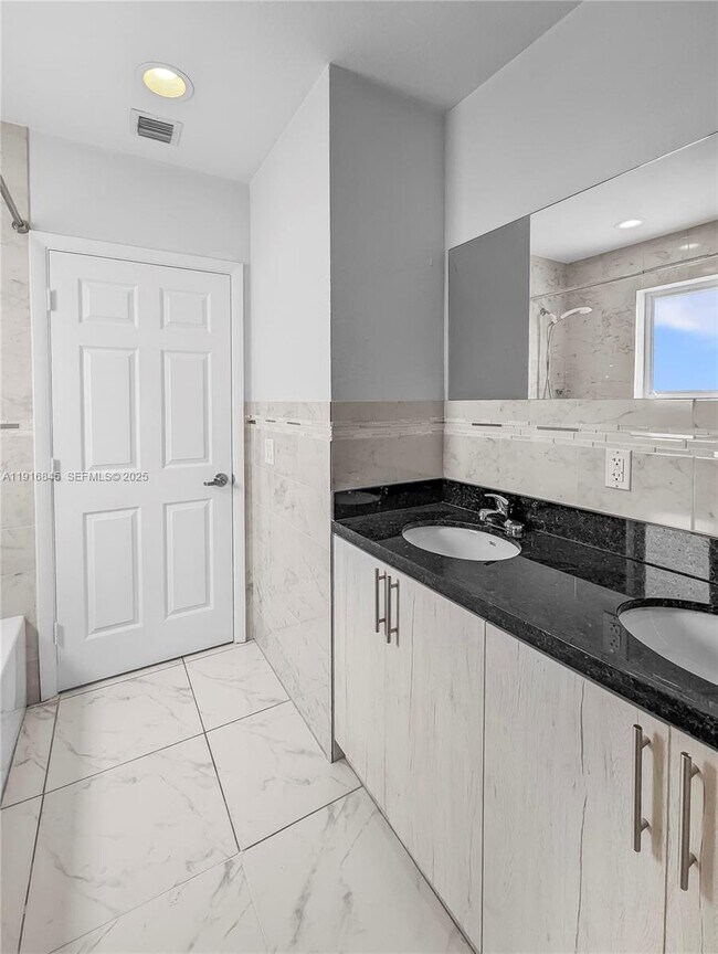 Building Photo - 850 SW 14th Ave