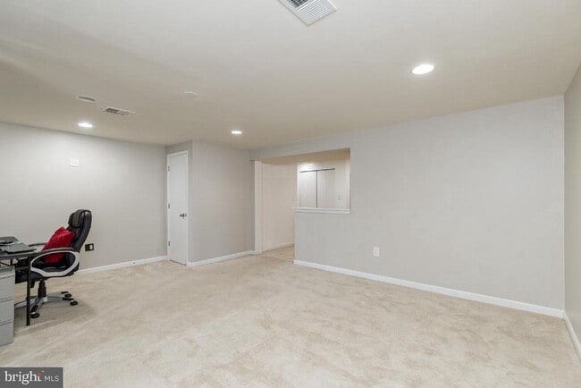 Building Photo - 11260 Westport Dr