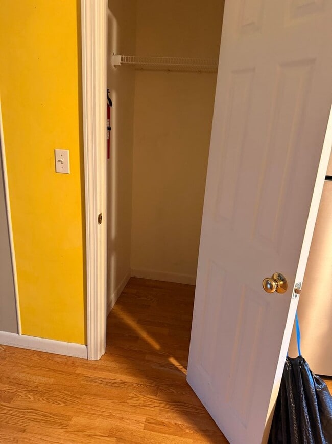 Building Photo - Downtown Kittery, walking distance to the Portsmouth Naval Shipyard!