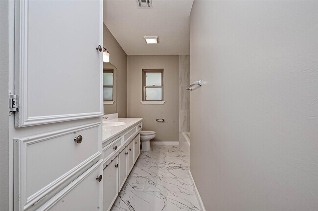 Building Photo - 26414 Maplewood Dr