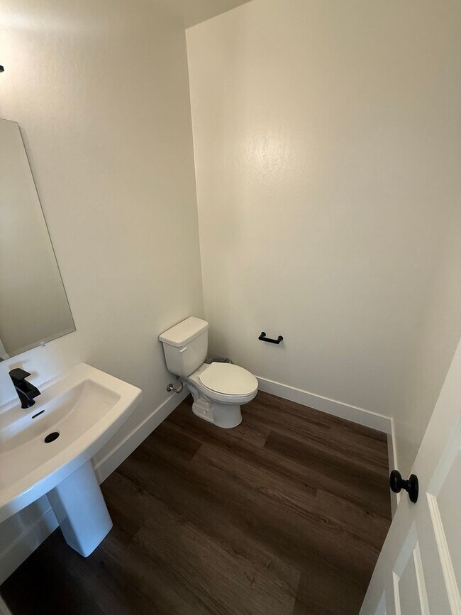 Building Photo - Stunning New-Construction two-story home 5bed 3bath