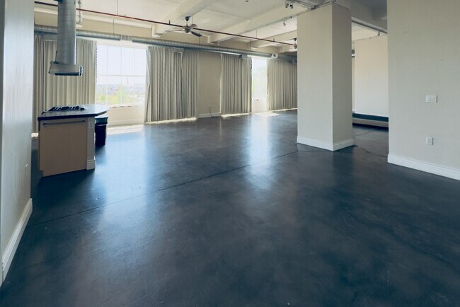 Building Photo - 1777 E 39th Ave