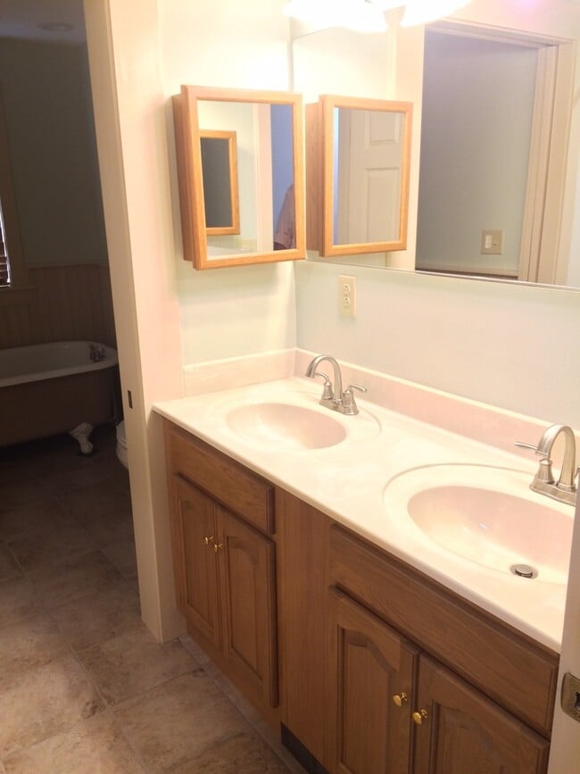 Building Photo - Remodeled Farm Home in Morristown 2 Bed + ...