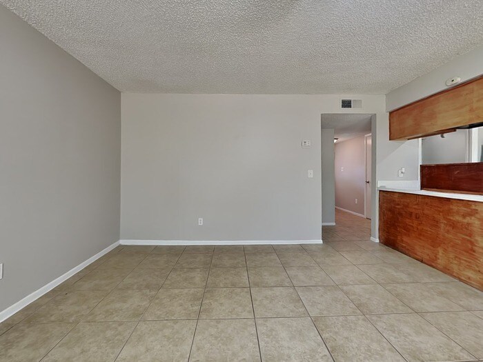 Building Photo - 610 Charter Ct