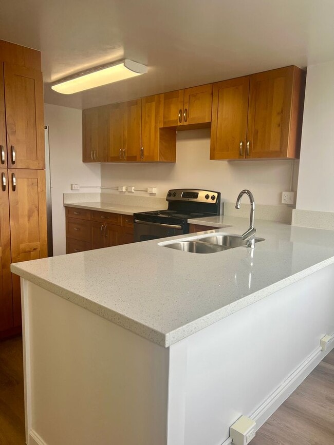 Building Photo - Spacious and Renovated Unit--2Bedrooms, 2B...