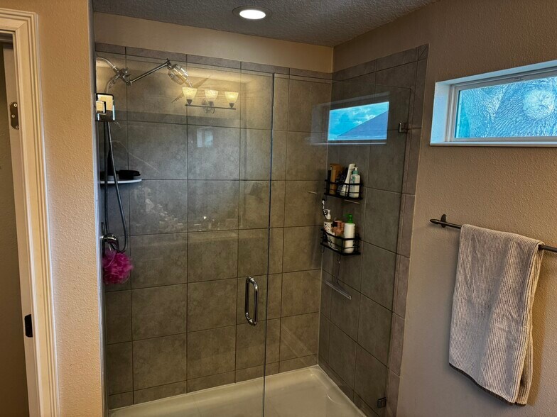 Master Bath - 4131 N Habana Ave