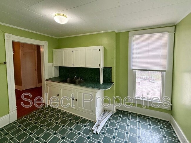 Building Photo - 904 W Oak Ave