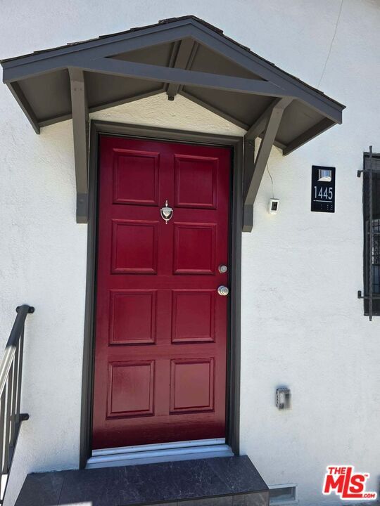 Building Photo - 1445 N Mariposa Ave