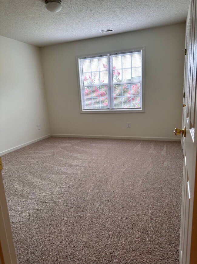 Building Photo - 105 E Coopers Ct