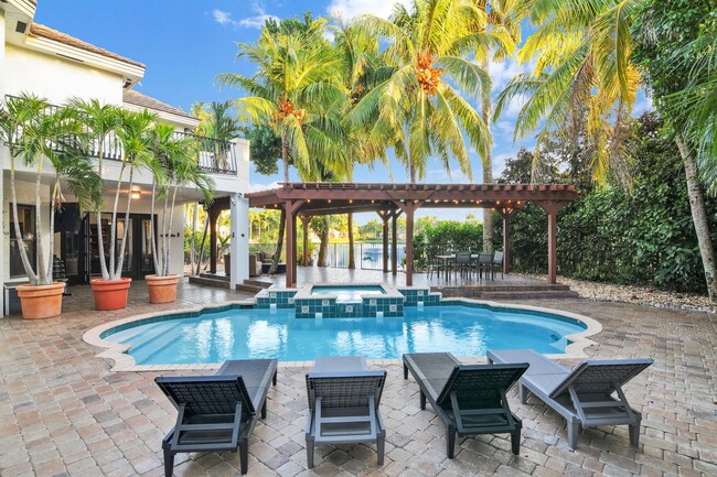 Building Photo - 10703 Versailles Blvd