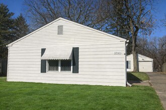 Building Photo - Cozy 3-Bedroom Home with Car Garage in Moline!