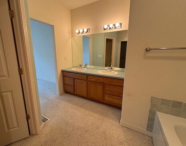 Building Photo - Spacious and Open 3BD/2BA House In Longmont!