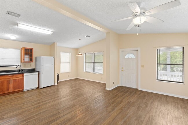 Building Photo - 3 Bedroom 2 Bathroom Unfurnished House for...