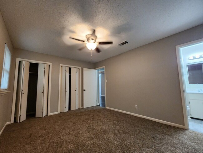 Building Photo - 612 Lindenhurst Dr