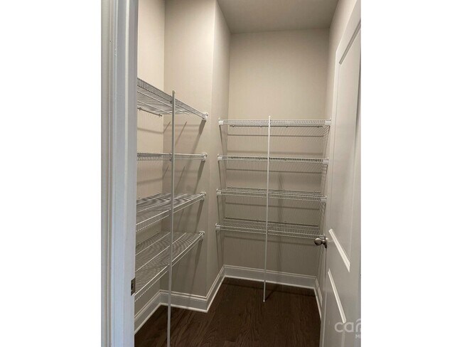 Building Photo - 3044 Spinner Ct