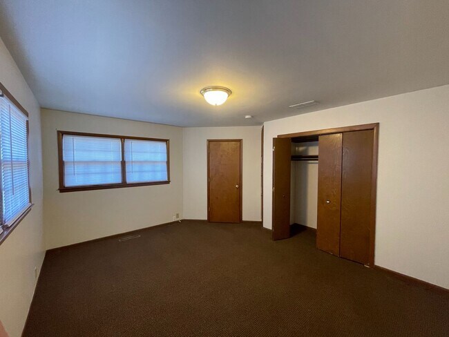 Building Photo - 5 Bedrooms, 2 Bath  House with Attached Garage