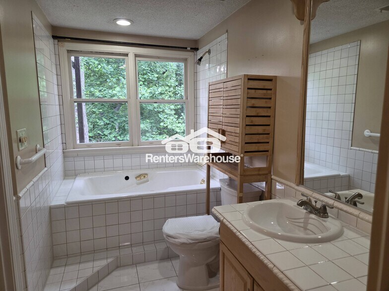 Building Photo - 203 Ivy Green Ln SE
