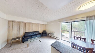 Building Photo - 912 S Forest Ave