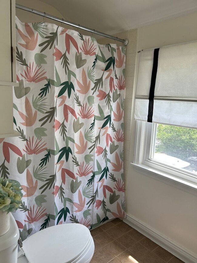 Building Photo - Spacious Colonial For Rent in Lyndhurst