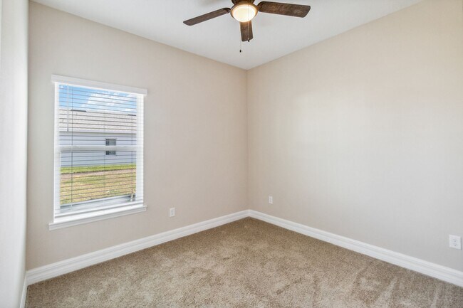 Building Photo - Beautiful New Energy Efficient 4/2 Close t...