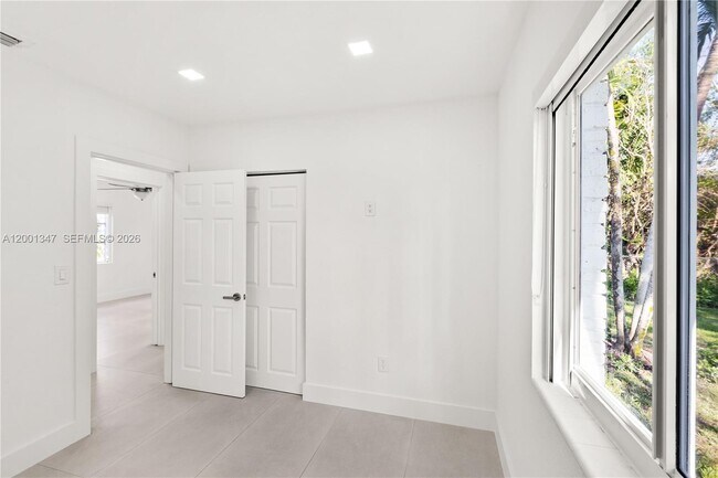 Building Photo - 6605 SW 61st St