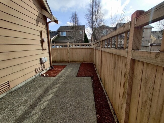 Building Photo - Townhome w/ New Paint