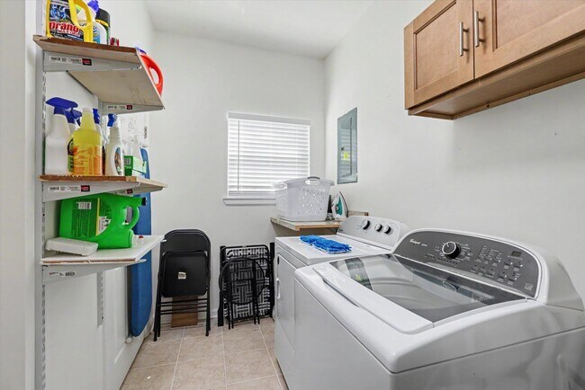 Building Photo - 713 Stafford St