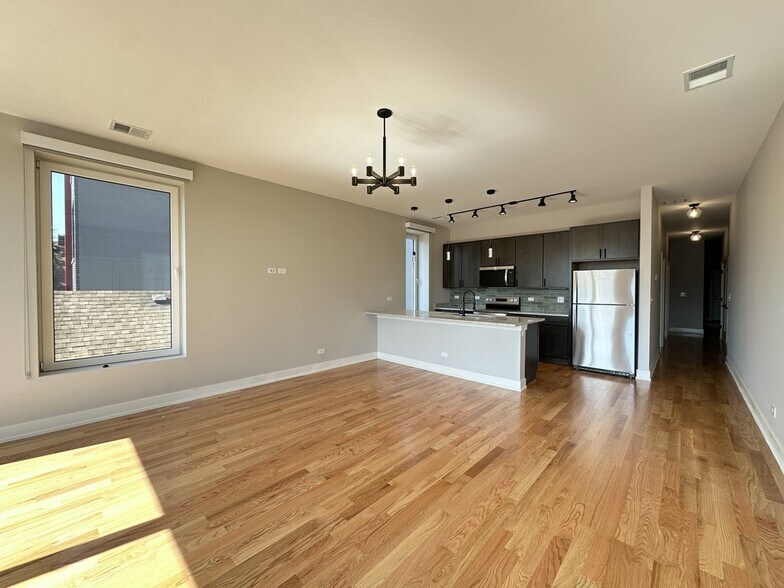 Building Photo - 2100 W 18th Pl