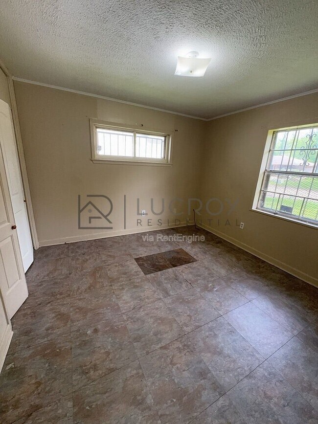 Building Photo - 6521 Lyndon B Johnson Dr