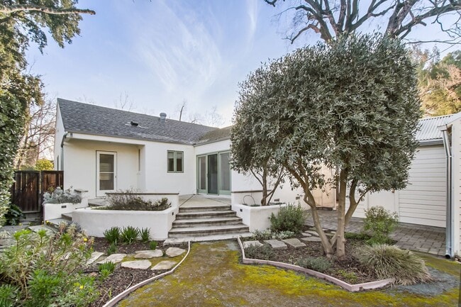 Building Photo - Downtown Davis Cottage-Available for Spring Move In