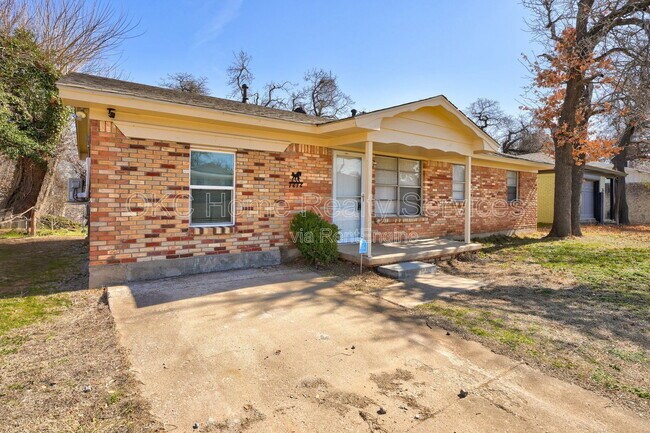 Building Photo - 1616 McGregor Dr