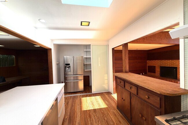 Building Photo - 25 Sunset Dr