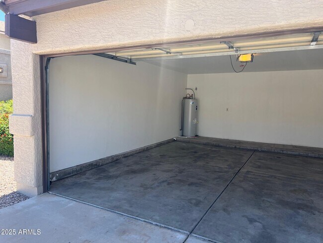 Building Photo - 728 N Hazelton Dr