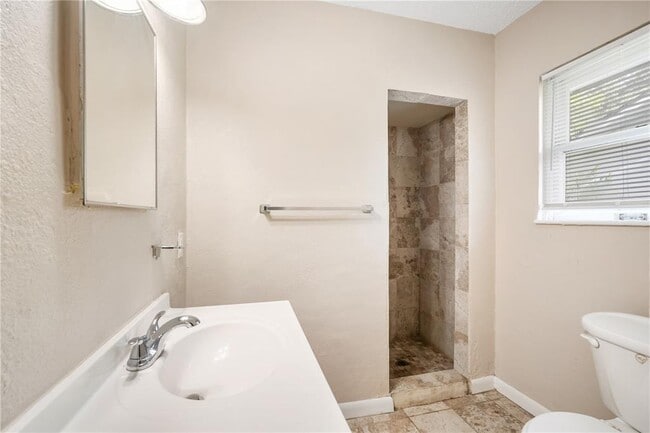 Building Photo - 708 E Brawin Ave